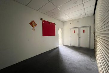 Kulai Industrial Putri Kulai / 2 Storey Terrace Factory Corner 