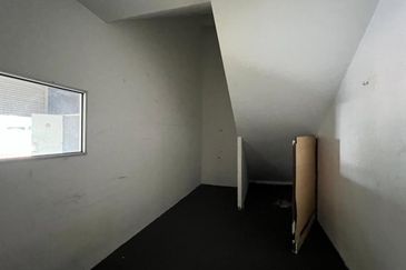 Kulai Industrial Putri Kulai / 2 Storey Terrace Factory Corner 