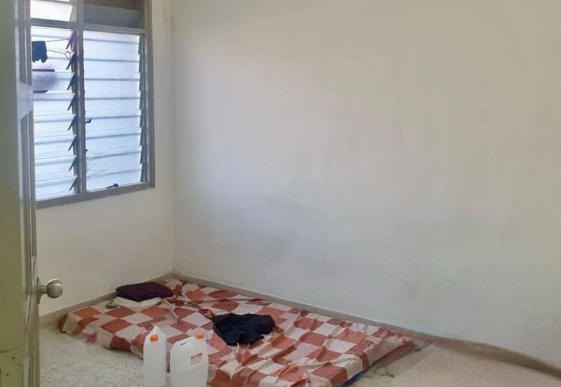 Johor Bahru/ Taman Pelangi /Jalan Abiad / Single Storey Terrace House  - Original Condition 