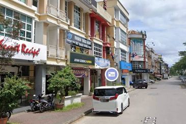 Kulai ioi /Bandar Putra / Jalan Seri Putra 1/ Three storey shop lot