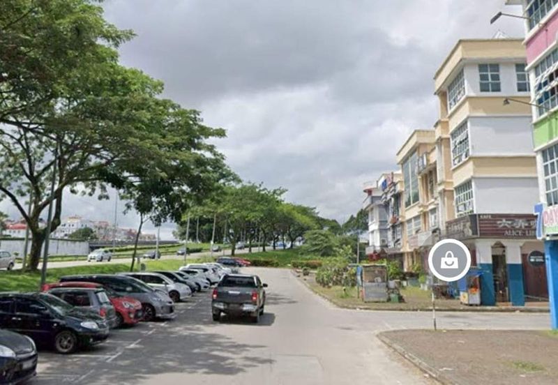 Kulai ioi /Bandar Putra / Jalan Seri Putra 1/ Three storey shop lot