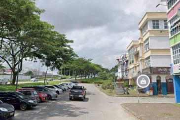 Kulai ioi /Bandar Putra / Jalan Seri Putra 1/ Three storey shop lot