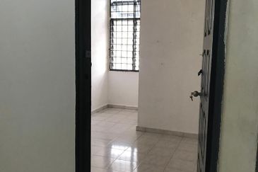  UuTira / Desa Cemerlang / Jalan Johar / Double Storey House 