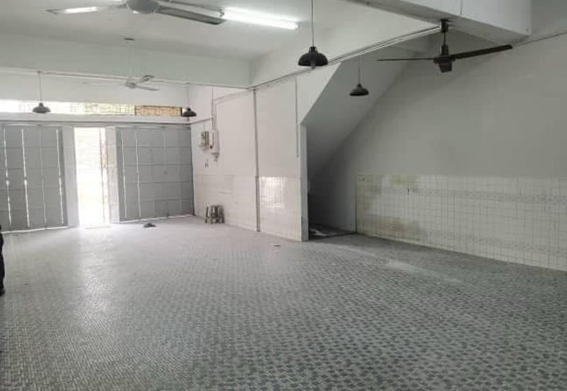 Kulai /Taman Kota Kulai /Facing main road /Three Storey  Shoplot
