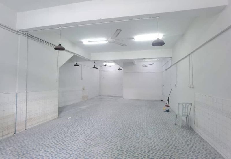 Kulai /Taman Kota Kulai /Facing main road /Three Storey  Shoplot