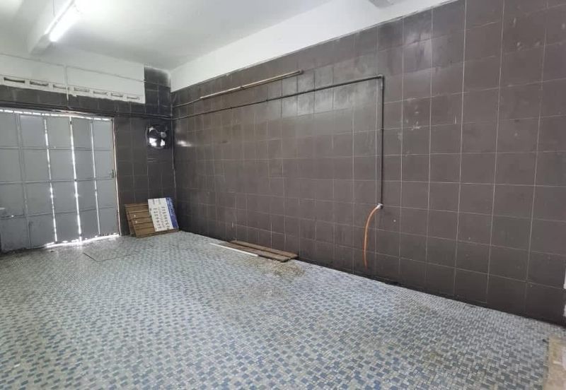 Kulai /Taman Kota Kulai /Facing main road /Three Storey  Shoplot