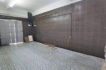 Kulai /Taman Kota Kulai /Facing main road /Three Storey  Shoplot