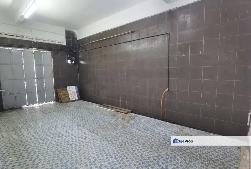 Kulai /Taman Kota Kulai /Facing main road /Three Storey  Shoplot, Johor, Kulai