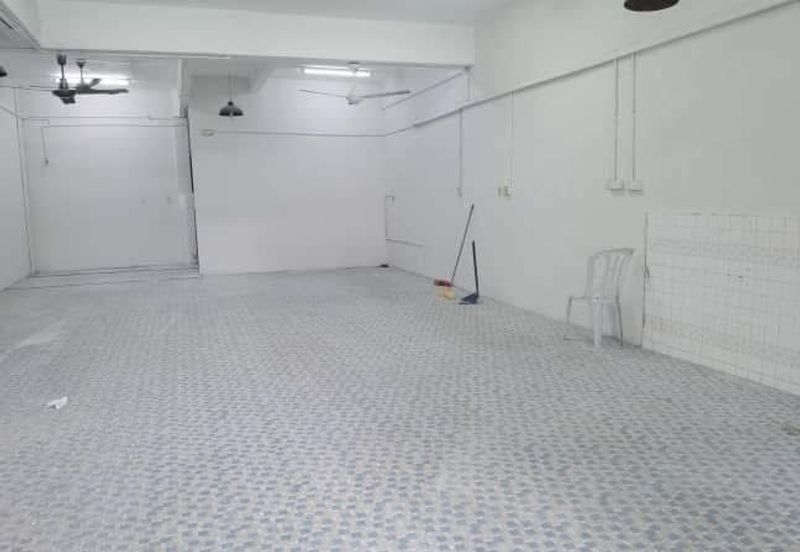 Kulai /Taman Kota Kulai /Facing main road /Three Storey  Shoplot