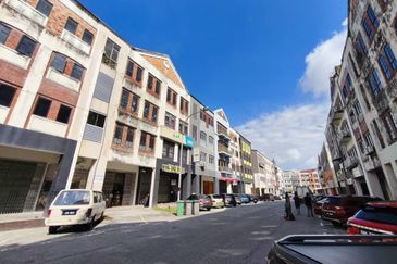 Kulai / Bandar Indahpura / Jalan Kenanga 29/6 - 4 Storey Shop Office - Endlot / Ground Floor and 1st Floor Only
