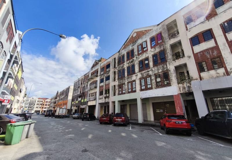 Kulai / Bandar Indahpura / Jalan Kenanga 29/6 - 4 Storey Shop Office - Endlot / Ground Floor and 1st Floor Only