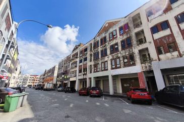 Kulai / Bandar Indahpura / Jalan Kenanga 29/6 - 4 Storey Shop Office - Endlot / Ground Floor and 1st Floor Only