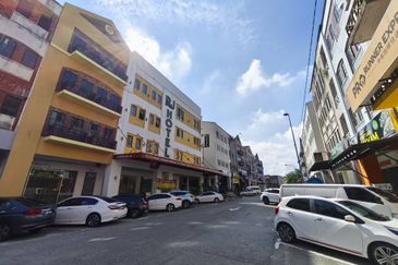 Kulai / Bandar Indahpura / Jalan Kenanga 29/6 - 4 Storey Shop Office - Endlot / Ground Floor and 1st Floor Only