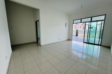 Kulai /Bandar Putra / Jalan Bayan 1 / Single Storey Terrace House -Unblock View