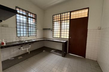 JB Taman Molek/ Jalan Molek / 2 Storey Corner House/ 