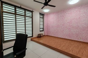 Kulai / Taman Lagenda Putra / Double Storey House 