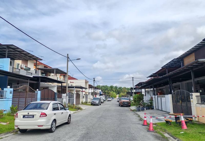Kulai / Taman Lagenda Putra / Double Storey House 