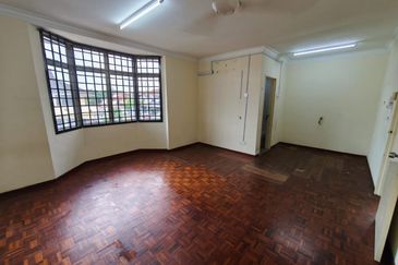 Skudai / Taman Seri Orkid / Double Storey Terrace House - Corner Lot