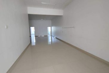 Kulai / Bandar Putra  Jalan Merbau 10 / Double Storey Shoplot / Tenanted 