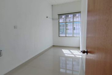 Kulai / Bandar Putra  Jalan Merbau 10 / Double Storey Shoplot / Tenanted 