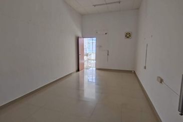 Kulai / Bandar Putra  Jalan Merbau 10 / Double Storey Shoplot / Tenanted 