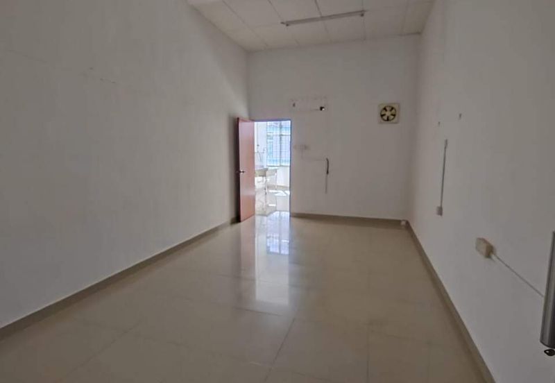 Kulai / Bandar Putra  Jalan Merbau 10 / Double Storey Shoplot / Tenanted 