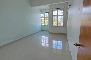 Kulai / Bandar Putra  Jalan Merbau 10 / Double Storey Shoplot / Tenanted 
