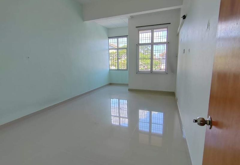 Kulai / Bandar Putra  Jalan Merbau 10 / Double Storey Shoplot / Tenanted 