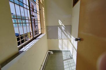 Kulai / Bandar Putra  Jalan Merbau 10 / Double Storey Shoplot / Tenanted 