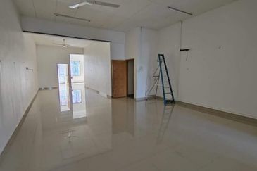 Kulai / Bandar Putra  Jalan Merbau 10 / Double Storey Shoplot / Tenanted 