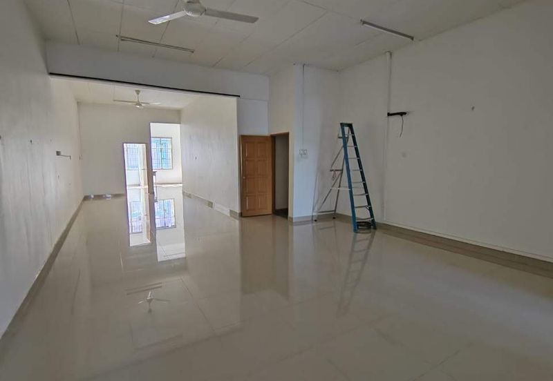 Kulai / Bandar Putra  Jalan Merbau 10 / Double Storey Shoplot / Tenanted 