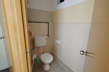 Kulai / Bandar Putra  Jalan Merbau 10 / Double Storey Shoplot / Tenanted 