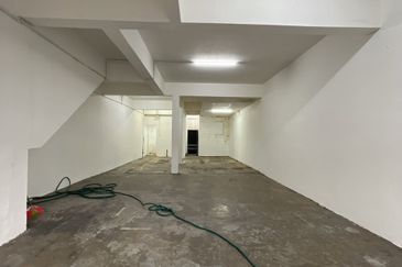 Kulai Saleng / tamam saleng jaya / 3 storey shop lot / Facing main road