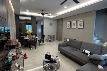 JB / Bandar Dato Onn / Jalan Perjiranan 15 / End Lot Double Storey Terrace 