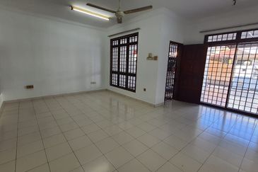 JB Taman Mount Austin / Jln mutiara emas 3 /Double Storey terrace House  