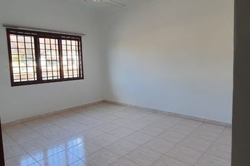 JB Taman Mount Austin / Jln mutiara emas 3 /Double Storey terrace House  