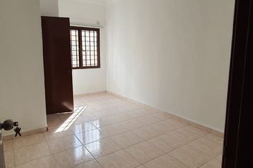 JB Taman Mount Austin / Jln mutiara emas 3 /Double Storey terrace House  