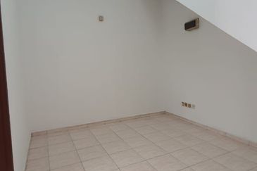 JB Taman Mount Austin / Jln mutiara emas 3 /Double Storey terrace House  