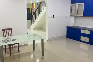 Bukit Indah / Jalan Indah 5 / Double storey house EndLot ：18x65 extra land 10sqft 