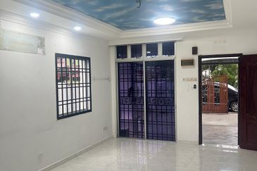 Bukit Indah / Jalan Indah 5 / Double storey house EndLot ：18x65 extra land 10sqft 