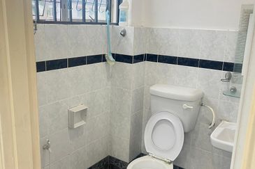 Bukit Indah / Jalan Indah 5 / Double storey house EndLot ：18x65 extra land 10sqft 