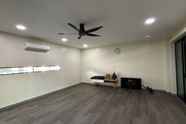 Johor Bahru / Taman Sri Intan / Jalan Bentara / The Gardens Polo Park / - 3 Storey Semi D