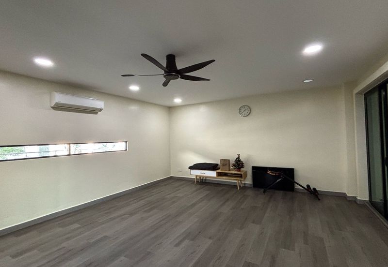 Johor Bahru / Taman Sri Intan / Jalan Bentara / The Gardens Polo Park / - 3 Storey Semi D