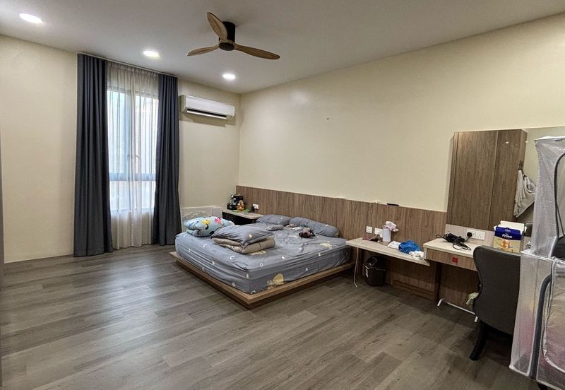 Johor Bahru / Taman Sri Intan / Jalan Bentara / The Gardens Polo Park / - 3 Storey Semi D