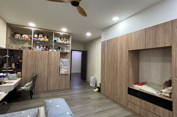 Johor Bahru / Taman Sri Intan / Jalan Bentara / The Gardens Polo Park / - 3 Storey Semi D