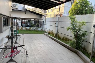 Johor Bahru / Taman Sri Intan / Jalan Bentara / The Gardens Polo Park / - 3 Storey Semi D