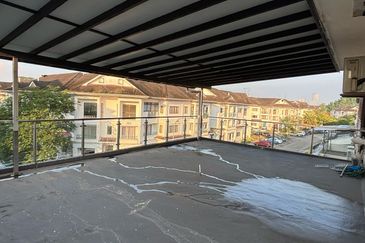 Johor Bahru / Taman Sri Intan / Jalan Bentara / The Gardens Polo Park / - 3 Storey Semi D