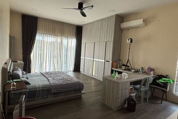 Johor Bahru / Taman Sri Intan / Jalan Bentara / The Gardens Polo Park / - 3 Storey Semi D