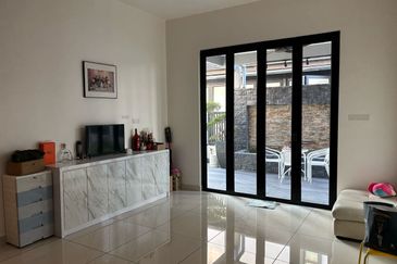 Johor Bahru / Taman Sri Intan / Jalan Bentara / The Gardens Polo Park / - 3 Storey Semi D