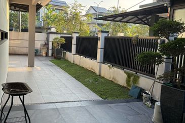 Johor Bahru / Taman Sri Intan / Jalan Bentara / The Gardens Polo Park / - 3 Storey Semi D